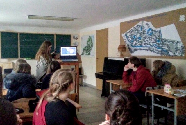 Студентка Совканич Ірина показує відео про морально - духовні цінності